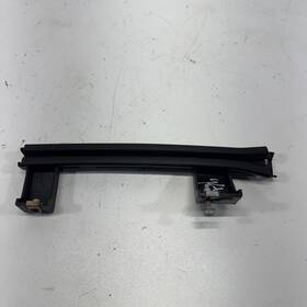 42440866 Chevrolet 2019-2024 Blazer Front Left Door Window Guide Channel Support Oem