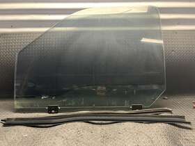 Db10840 Ford 99-07 F250 F350 Super Duty Left Side Passanger Window Glass With Trim