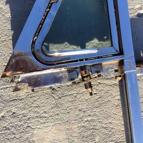 Bd.26452 Jaguar Two Mark X Lf Sundym Vent Glass To Be Removed With Pivot Pin And Nut. 240