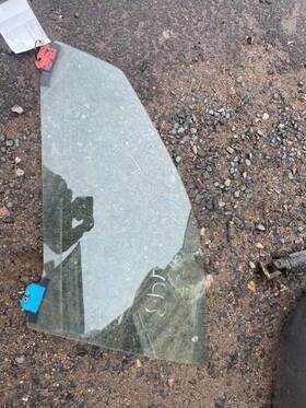 277.ma1x07 Maserati 2007 Quattroporte Front Left Driver Door Glass