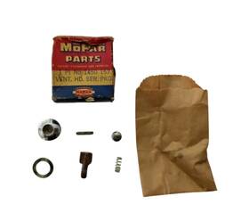 1450157 Mopar 1949-1953 Desoto Chrysler Dodge Vent Window Handle Service Package Nos 1450157 Mopar 1949-1953 Desoto Chrysler Dodge Vent Window Handle Service Package Nos