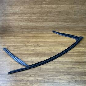 561837432h Volkswagen 2012-2022 Passat Front Right Window Channel Black Oem